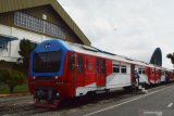 Petugas melihat Kereta Rel Listrik (KRL) yang dimodifikasi menjadi Kereta Medik Darurat di PT INKA (Persero) Madiun, Jawa Timur, Kamis (21/1/2021). PT INKA (Persero) memodifikasi tiga rangkaian KRL masing-masing terdiri delapan kereta menjadi Kereta Medik Darurat yang akan digunakan sebagai rumah sakit lapangan untuk keperluan ruang isolasi bagi pasien positif COVID-19 seiring dengan terus meningkatnya jumlah kasus positif COVID-19, dan penempatan kereta tersebut akan dikoordinasikan dengan Satgas COVID-19 Jawa Timur. Antara Jatim/Siswowidodo/zk.