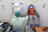 Penyitas COVID-19 mengikuti donor plasma konvalesen pertama se-eks Karesidenan Kediri di kantor Palang Merah Indonesia (PMI) Kota Kediri, Jawa Timur, Rabu (20/1/2021). Selama lima bulan terakhir terdapat 60 orang penyitas COVID-19 se-eks Karesidenan Kediri yang mendaftar ke PMI tetapi hanya dua orang yang memenuhi syarat mendonorkan plasma konvalensen untuk terapi pengobatan pasien COVID-19. Antara Jatim/Prasetia Fauzani/ZK