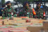 Panglima Komando Armada (Pangkoarmada) II Laksamana Muda (Laksda) TNI I N.G. Sudihartawan (tengah) didampingi Komandan Puspenerbal Laksamana Muda TNI Edwin (kiri) dan Komandan Lantamal V Surabaya Laksamana Pertama Mohamad Zaenal (kanan) memeriksa bantuan untuk korban bencana alam di KRI Oswald Siahaan-354, di Dermaga Ujung, Koarmada II, Surabaya, Jawa Timur, Kamis (21/1/2021). Koarmada II melepas KRI Oswald Siahaan-354 untuk mengirimkan bantuan dari berbagai instansi TNI Angkatan Laut dan elemen masyarakat guna meringankan beban bagi korban bencana gempa bumi yang terjadi di Sulawesi Barat. Antara Jatim/Moch Asim/zk.