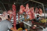  Penjual menimbang daging sapi dagangannya di Pasar Setonobetek, Kota Kediri, Jawa Timur, Rabu (20/1/2021). Harga daging sapi di daerah tersebut stabil pada kisaran harga Rp100 ribu per kilogram dan tidak terpengaruh oleh tingginya harga daging sapi impor karena pedagang mengandalkan pasokan daging dari peternak sapi lokal. Antara Jatim/Prasetia Fauzani/ZK