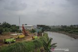 Pekerja mengoperasikan alat berat pada proyek pembangunan kolam retensi di Andir, Baleendah, Kabupaten Bandung, Jawa Barat, Kamis (21/1/2021). Kolam Retensi Andir dengan luas kurang lebih lima hektar  yang berfungsi untuk pengendali banjir luapan Sungai Citarum tersebut ditargetkan rampung pada akhir 2021 mendatang. ANTARA JABAR/Raisan Al Farisi/agr