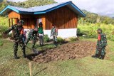 Babinsa Koramil Assologaima bersama warga binaan buat lahan pertanian