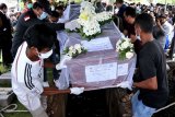 Keluarga dan rekan mengusung peti jenazah pramugari Sriwijaya Air SJ 182 Mia Tresetyani Wadu saat pemakaman , di Taman Makam Umat Kristiani Mumbul, Nusa Dua, Badung, Kamis (21/1/2021). Mia Tresetyani merupakan salah satu korban kecelakaan pesawat Sriwijaya Air SJ 182 rute Jakarta-Pontianak yang telah diidentifikasi oleh tim Disaster Victim Identification (DVI) Polri. ANTARA FOTO/Fikri Yusuf/nym.