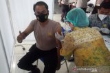 Personel Polresta Mataram jalani suntik vaksin COVID-19 di RSUD kota