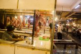 Pedagang berjualan daging sapi di Los Daging Pasar Ciroyom, Bandung, Jawa Barat, Jumat (22/1/2021). Harga daging sapi yang mulai naik menjadi Rp. 120 ribu hingga Rp. 130 ribu perkilogramnya membuat sebagian pedagang di Pasar Ciroyom tersebut memilih untuk mogok dan sebagian masih berjualan meski mengalami penurunan penjualan. ANTARA JABAR/Novrian Arbi/agr