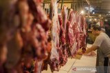 Pedagang berjualan daging sapi di Los Daging Pasar Ciroyom, Bandung, Jawa Barat, Jumat (22/1/2021). Harga daging sapi yang mulai naik menjadi Rp. 120 ribu hingga Rp. 130 ribu perkilogramnya membuat sebagian pedagang di Pasar Ciroyom tersebut memilih untuk mogok dan sebagian masih berjualan meski mengalami penurunan penjualan. ANTARA JABAR/Novrian Arbi/agr