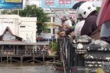 Warga memancing ikan lepas akibat banjir di Banjarmasin