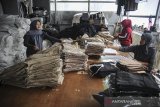 Pekerja melakukan pengemasan celana di salah satu industri tekstil di Kopo, Kabupaten Bandung, Jawa Barat, Jumat (21/1/2021). Asosiasi Pertekstilan Indonesia (API) mencatat pertumbuhan industri Tekstil dan Produk Tekstil (TPT) pada triwulan kedua 2020 terkontraksi hingga minus 1,24 persen dan memprediksi industri tersebut akan bisa kembali pulih pada akhir 2021 atau 2022. ANTARA JABAR/Raisan Al Farisi/agr