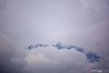 Gunung Raung tertutup awan terlihat dari Desa Garahan, Silo, Jember, Jawa Timur, Kamis (21/1/2021). Status Gunung Raung naik dari level I atau normal menjadi level II atau waspada karena mengalami erupsi kecil sejak Rabu (20/1). Antara Jatim/Seno/zk.