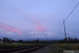 Gunung Raung tertutup awan terlihat dari Desa Garahan, Silo, Jember, Jawa Timur, Kamis (21/1/2021). Status Gunung Raung naik dari level I atau normal menjadi level II atau waspada karena mengalami erupsi kecil sejak Rabu (20/1). Antara Jatim/Seno/zk.