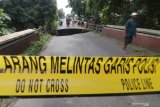 Warga mengamati jembatan rusak di Desa Gedangsewu, Kediri, Jawa Timur, Sabtu (23/1/2021). Jembatang yang menjadi akses utama antar kecamatan di wilayah tersebut ambrol karena tergerus derasnya aliran sungai Bening usai hujan deras. Antara Jatim/Prasetia Fauzani/zk.