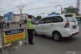 Petugas menghentikan pengendara saat penyekatan wilayah dalam rangka Pelaksanaan Pembatasan Kegiatan Masyarakat (PPKM) di Kota Madiun, Jawa Timur, Kamis (21/1/2021). Petugas gabugan terdiri Polri, TNI, Dinas Perhubungan, Satpol PP, Dinas Kesehatan melakukan penyekatan di sejumlah lokasi jalan masuk Kota Madiun dengan sasaran pengendara dari luar kota yang tidak bisa menunjukkan surat keterangan bebas COVID-19 serta pelanggar protokol kesehatan, dan pada hari pertama pelaksanaan Kamis (21/1) dari 276 kendaraan bermotor yang diperiksa sebanyak 77 kendaraan tidak diperbolehkan masuk Kota Madiun dan harus putar balik, 44 pelanggar protokol kesehatan mendapatkan teguran tertulis guna pencegahan penularan COVID-19. Antara Jatim/Siswowidodo/zk.