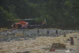 Sejumlah warga mendatangi helikopter Badan Nasional Penanggulangan Bencana (BNPB) saat tiba mengantarkan logistik bantuan korban banjir bandang di Desa Datar Ajab, Kabupaten Hulu Sungai Tengah, Kalimantan Selatan, Minggu (24/1/2021). Bantuan berupa tenda, sembako serta perlatan dapur dari TNI Angakatan Udara Lanud Sjamsudin Noor, Dharma Pertiwi Peduli, Kepala Staf Angkatan Udara dan Badan Penanggulangan Bencana Daerah (BPBD) Porvinsi Kalsel didistribusikan melalui jalur udara ke wilayah pedalaman pegunungan meratus. Foto Antaranews Kalsel/ Bayu Pratama S.