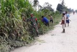 Babinsa Koramil Arso bersama warga kerja bakti bersihkan lingkungan