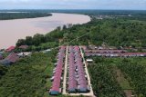 Foto udara kompleks perumahan nelayan di Majelis Hidayah, Tanjungjabung Timur, Jambi, Sabtu (23/1/2021). Kementerian Pekerjaan Umum dan Perumahan Rakyat (PUPR) mencatat pembangunan Program Sejuta Rumah per 31 Desember 2020 telah mencapai sebanyak 965.217 unit rumah. ANTARA FOTO/Wahdi Septiawan/rwa.