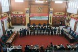 Suasana Rapat Paripurna Pengumuman akhir masa jabatan Bupati dan Wakil Bupati Kapuas Hulu periode 2016-2020 dan pengumuman pengesahan penetapan Calon Bupati dan Wakil Bupati Kapuas Hulu terpilih, yang di selenggarakan di Gedung DPRD Kapuas Hulu Kalimantan Barat, Senin (25/1/2021). 