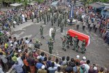 Prajurit TNI memanggul peti jenazah Praka (Anumerta) Dedi Hamdani, anggota Yonif Raider 400/BR untuk dimakamkan di pemakaman Desa Pelambik, Kecamatan Praya Barat Daya, Lombok Tengah, NTB, Minggu (24/1/2021). Praka (Anumerta) Dedi Hamdani mendapatkan kehormatan kenaikan pangkat satu tingkat usai gugur akibat tertembak oleh kelompok kriminal bersenjata pada Jumat (22/1) saat melaksanakan tugas di Titigi Distrik Sugapa, Kabupaten Intan Jaya, Papua. ANTARA FOTO/Ahmad Subaidi/foc.