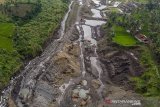 Foto udara lokasi tambang pasir di kaki Gunung Galunggung, Desa Mekarjaya, Kabupaten Tasikmalaya, Jawa Barat, Selasa (26/1/2021). Sebagian lahan pertanian di kawasan tersebut telah beralih fungsi menjadi kawasan tambang pasir sejak tahun 2000. ANTARA JABAR/Adeng Bustomi/agr