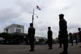 Komandan Lantamal XII/Pontianak Brigjen TNI Mariner Andi Rukman melepas pendistribusian bantuan untuk korban bencana ke Mamuju dan Majene Sulawesi Barat, di Pontianak Kalbar pasa Selasa (26/1/2021). Bantuan tersebut diantaranya beras dan sejumlah sembako lainnya. FOTO ANTARA/Indra/Timotius