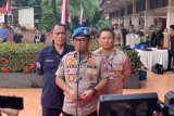 Penyidik jemput Ambroncius Nababan seusai ditetapkan tersangka