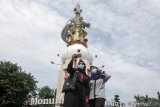 Warga berswafoto di monumen Jayandaru kawasan Alun Alun Sidoarjo, Jawa Timur, Rabu (27/1/2021). Pemerintah Kabupaten Sidoarjo Jawa Timur menutup aktivitas di alun-alun dan sembilan taman di kabupaten setempat serta tempat yang berpotensi menimbulkan kerumunan sebagai upaya mengantisipasi penyebaran  COVID-19 dan salah satu bagian dari penerapan Pemberlakukan Pembatasan Kegiatan Masyarakat (PPKM) Jilid 2. Antara Jatim/Umarul Faruq/zk.