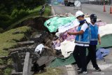 Petugas memeriksa jalan tol yang ambles di ruas tol Surabaya-Gempol KM 06+200, di Surabaya, Jawa Timur, Rabu (27/1/2021). Jalan tol ambles yang terjadi pada Selasa (26/1) yang sebelumnya ditemukan retakan pada Senin (25/1) di lokasi tersebut mengakibatkan kemacetan lalu lintas yang sangat panjang. Antara Jatim/Zk