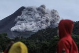 Warga Dusun Turgo Sleman dievakuasi ke barak Purwobinangun