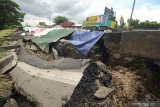 Sejumlah kendaraan melintas di dekat jalan tol yang ambles di ruas tol Surabaya-Gempol KM 06+200, di Surabaya, Jawa Timur, Rabu (27/1/2021). Jalan tol ambles yang terjadi pada Selasa (26/1) yang sebelumnya ditemukan retakan pada Senin (25/1) di lokasi tersebut mengakibatkan kemacetan lalu lintas yang sangat panjang. Antara Jatim/Zk