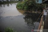 Warga mengambil sampah di muara pertemuan antara Sungai Citepus dan Sungai Citarum yang tercemar limbah di Cangkuang, Kabupaten Bandung, Jawa Barat, Rabu (27/1/2021). Warga setempat mengeluhkan air di muara Sungai Citarum yang masih tercemar limbah dan menimbulkan bau yang tidak sedap serta berharap agar pemerintah dapat menanggulangi permasalahan tersebut guna menghindari potensi penyakit yang akan ditimbulkan. ANTARA JABAR/Raisan Al Farisi/agr