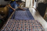 Pekerja menyelesaikan pesanan pakaian Batik Reunceum (banyak corak dan pola) di Rumah Produksi batik Reunceum, Bandung, Jawa Barat, Kamis (28/1/2021). Produksi Batik Reunceum yang berasal dari pengrajin di Kota Solo tersebut dipadukan untuk desain Kaos, Jaket serta blouse yang dijual dengan kisaran harga Rp. 275 ribu hingga Rp. 475 ribu tesebut dipasarkan ke seluruh wilayah di Indonesia hingga diekspor ke Filipina, Hongkong serta Singapura. ANTARA JABAR/Novrian Arbi/agr