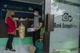 Petugas menimbang berat sampah dari nasabah pada program Nabung Sampah Jadi Emas di Bank Sampah Resik, Bandung, Jawa Barat, Kamis (28/1/2021). Pemerintah Kota Bandung membuat program tersebut guna mengajak warga menabung sampah anorganik yang telah dipilah seperti botol, kaleng, plastik dan kardus yang nantinya akan ditukarkan dengan emas mini mulai dari 0.025 gram hingga1 gram. ANTARA JABAR/Novrian Arbi/agr