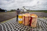 Petugas melakukan pengecekkan drum berisi bahan bakar minyak (BBM) yang akan di dsitribusikan ke pedalaman meratus di Bandara Syamsudin Noor, Banjarbaru, Kalimantan Selatan, Jumat (29/1/2021). TNI Angkatan Udara Lanud Sjamsudin Noor menggunakan helikopter milik Badan Nasional Penanggulangan Bencana (BNPB) mendistribusikan BBM jenis pertamax dan minyak tanah bantuan dari PT Pertamina (Persero) ke lokasi pengungsian di wilayah pedalaman Pegunungan Meratus untuk digunakan sebagai operasional para relawan serta kebutuhan dapur umum. Foto Antaranews Kalsel/Bayu Pratama S.