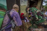 Letda CKM dr Fitriandrirama dari Pusat Kesehatan Angkatan Darat (Puskesad) TNI Angakatan Darat memeriksa kesehatan warga pedalaman meratus di Desa Datar Ajab, Kabupaten Hulu Sungai Tengah, Kalimantan Selatan, Jumat (24/1/2021). Puskesad TNI Angkatan Darat telah memeriksa 400 warga yang menjadi korban banjir hingga menjangkau pedalaman meratus di Kabupaten Hulu Sungai Tengah dalam operasi bantuan penanganan banjir di Kalimantan Selatan. Foto Antaranews Kalsel/Bayu Pratama S.