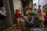 Letda CKM dr Fitriandrirama dari Pusat Kesehatan Angkatan Darat (Puskesad) TNI Angakatan Darat memeriksa kesehatan warga pedalaman meratus di Desa Datar Ajab, Kabupaten Hulu Sungai Tengah, Kalimantan Selatan, Jumat (29/1/2021). Puskesad TNI Angkatan Darat telah memeriksa 400 warga yang menjadi korban banjir hingga menjangkau pedalaman meratus di Kabupaten Hulu Sungai Tengah dalam operasi bantuan penanganan banjir di Kalimantan Selatan. Foto Antaranews Kalsel/Bayu Pratama S.