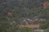 Foto udara kondisi sebuah desa di lereng pegunungan meratus yang tampak longsor di Kabupaten Hulu Sungai Tengah, Kalimantan Selatan, Minggu (24/1/2021). Berdasarkan data terbaru dari Badan Penanggulangan Bencana Daerah (BPBD) Provinsi Kalimantan Selatan pada Kamis (28/1/2021), bencana alam banjir di 11 Kabupaten/Kota di Kalimantan Selatan mengakibatan sebanyak 135.656 warga mengungsi serta fasilitas dan insfrastruktur sebanyak 1.419 sekolah, 838 tempat ibadah, 128 jembatan, 101.903 rumah terendam dan 48.714 Hektare lahan sawah terdampak banjir. Foto Antaranews Kalsel/Bayu Pratama S.