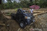 Warga melihat kondisi sebuah mobil yang rusak akibat banjir bandang di Desa Datar Ajab, Kabupaten Hulu Sungai Tengah, Kalimantan Selatan, Minggu (24/1/2021). Berdasarkan data terbaru dari Badan Penanggulangan Bencana Daerah (BPBD) Provinsi Kalimantan Selatan pada Kamis (28/1/2021), bencana alam banjir di 11 Kabupaten/Kota di Kalimantan Selatan mengakibatan sebanyak 135.656 warga mengungsi serta fasilitas dan insfrastruktur sebanyak 1.419 sekolah, 838 tempat ibadah, 128 jembatan, 101.903 rumah terendam dan 48.714 Hektare lahan sawah terdampak banjir. Foto Antaranews Kalsel/Bayu Pratama S.