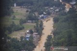 Foto udara kondisi sebuah desa yang luluh lantak akibat banjir bandang di Kabupaten Hulu Sungai Tengah, Kalimantan Selatan, Minggu (24/1/2021). Berdasarkan data terbaru dari Badan Penanggulangan Bencana Daerah (BPBD) Provinsi Kalimantan Selatan pada Kamis (28/1/2021), bencana alam banjir di 11 Kabupaten/Kota di Kalimantan Selatan mengakibatan sebanyak 135.656 warga mengungsi serta fasilitas dan insfrastruktur sebanyak 1.419 sekolah, 838 tempat ibadah, 128 jembatan, 101.903 rumah terendam dan 48.714 Hektare lahan sawah terdampak banjir. Foto Antaranews Kalsel/Bayu Pratama S.