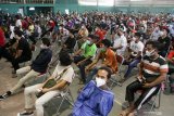  Warga pelanggar protokol kesehatan mengikuti sidang tindak pidana ringan di GOR Tennis Indoor Sidoarjo, Jawa Timur, Kamis (28/1/2021). Sebanyak 2.000 pelanggar protokol kesehatan selama Pemberlakuan Pembatasan Kegiatan Masyarakat (PPKM) jilid I mengikuti sidang tindak pidana ringan dengan sanksi denda sebesar Rp100 ribu . Antara Jatim/Umarul Faruq/ZK