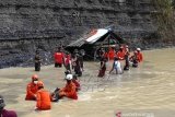 Evakuasi Korban Tanah longsor Tambang