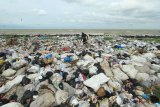 Pemulung mencari sampah plastik di tempat pembuangan sampah yang berada di tepi pantai desa Lombang, Juntinyuat, Indramayu, Jawa Barat, Kamis (28/1/2021). Kementerian Koordinasi Bidang Kemaritiman dan Investasi menyatakan sebanyak 521.540 ton sampah telah mencemari laut Indonesia pada tahun 2020. ANTARA FOTO/Dedhez Anggara/hp.