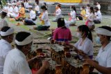 Umat Hindu berdoa dalam persembahyangan Hari Saraswati di Pura Agung Jagatnatha, Denpasar, Bali, Sabtu (30/1/2021). Umat Hindu tetap merayakan persembahyangan Hari Saraswati yaitu hari turunnya ilmu pengetahuan pada saat Pemberlakuan Pembatasan Kegiatan Masyarakat (PPKM) dengan menerapkan protokol kesehatan dan membatasi jumlah umat yang berada di area pura. ANTARA FOTO/Nyoman Hendra Wibowo/nym.