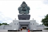 Wisatawan mengunjungi kawasan Garuda Wisnu Kencana (GWK) Cultural Park di Badung, Bali, Sabtu (30/1/2021). Setelah sempat ditutup sejak bulan Maret 2020 dan dibuka kembali pada awal bulan Desember 2020 lalu, kawasan wisata GWK akan ditutup kembali dari kunjungan wisatawan mulai Senin (1/2/2021) mendatang untuk mendukung upaya penanggulangan pandemi COVID-19. ANTARA FOTO/Fikri Yusuf/nym