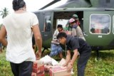 TNI salurkan logistik kepada pengungsi Mamuju dengan helikopter