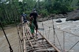 JEMBATAN RAWAYAN RUSAK DI GARUT