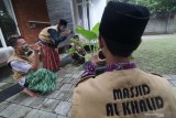 Sejumlah remaja masjid melakukan praktek pengambilan gambar saat pelatihan videografi menggunakan gawai di Masjid Al-Khalid, Kota Kediri, Jawa Timur, Jumat (29/1/2021). Pelatihan yang diselenggarakan oleh sejumlah wartawan tersebut bertujuan mengedukasi remaja masjid agar mampu membuat video yang bermutu untuk konten media sosial sebagai sarana syiar agama Islam. Antara Jatim/Prasetia Fauzani/ZK