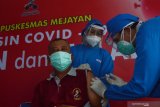Seorang tenaga kesehatan mengikuti vaksinasi COVID-19 tahap pertama di Puskesmas Mejayan, Kabupaten Madiun, Jawa Timur, Jumat (29/1/2021). Kabupaten Madiun menerima sebanyak 2.340 dosis vaksin COVID-19 tahap pertama untuk tenaga kesehatan guna pencegahan penularan COVID-19. Antara Jatim/Siswowidodo/ZK