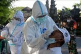 Petugas kesehatan mengambil sampel usap saat tes cepat antigen COVID-19 di Lapangan Puputan Badung, Denpasar, Bali, Senin (1/2/2021). Tes cepat antigen gratis yang digelar di ruang publik tersebut menyasar pedagang, juru parkir dan masyarakat umum untuk menekan jumlah kasus COVID-19 yang mengalami peningkatan di Kota Denpasar. ANTARA FOTO/Nyoman Hendra Wibowo/nym.