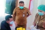 Tubuh tetap bugar, Ketua DPRD Kalteng santai disuntik vaksin tahap II