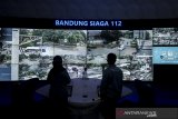 Petugas memantau arus lalu lintas kendaraan yang terekam oleh kamera pengawas atau CCTV di Bandung Command Center, Bandung, Jawa Barat, Senin  (1/2/2021). Kepolisian Daerah Jawa Barat akan segera memberlakukan penerapan tilang elektronik tilang atau e-tilang di dua wilayah yakni Kota Bandung dan Kota Cirebon melalui sejumlah ruas jalan yang sudah dilengkapi CCTV sebagai tindak lanjut program Kapolri Jenderal Listio Sigit Prabowo terkait tidak adanya tilang di jalanan. ANTARA JABAR/Novrian Arbi/agr