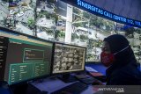 Petugas memantau arus lalu lintas kendaraan yang terekam oleh kamera pengawas atau CCTV di Bandung Command Center, Bandung, Jawa Barat, Senin  (1/2/2021). Kepolisian Daerah Jawa Barat akan segera memberlakukan penerapan tilang elektronik tilang atau e-tilang di dua wilayah yakni Kota Bandung dan Kota Cirebon melalui sejumlah ruas jalan yang sudah dilengkapi CCTV sebagai tindak lanjut program Kapolri Jenderal Listio Sigit Prabowo terkait tidak adanya tilang di jalanan. ANTARA JABAR/Novrian Arbi/agr